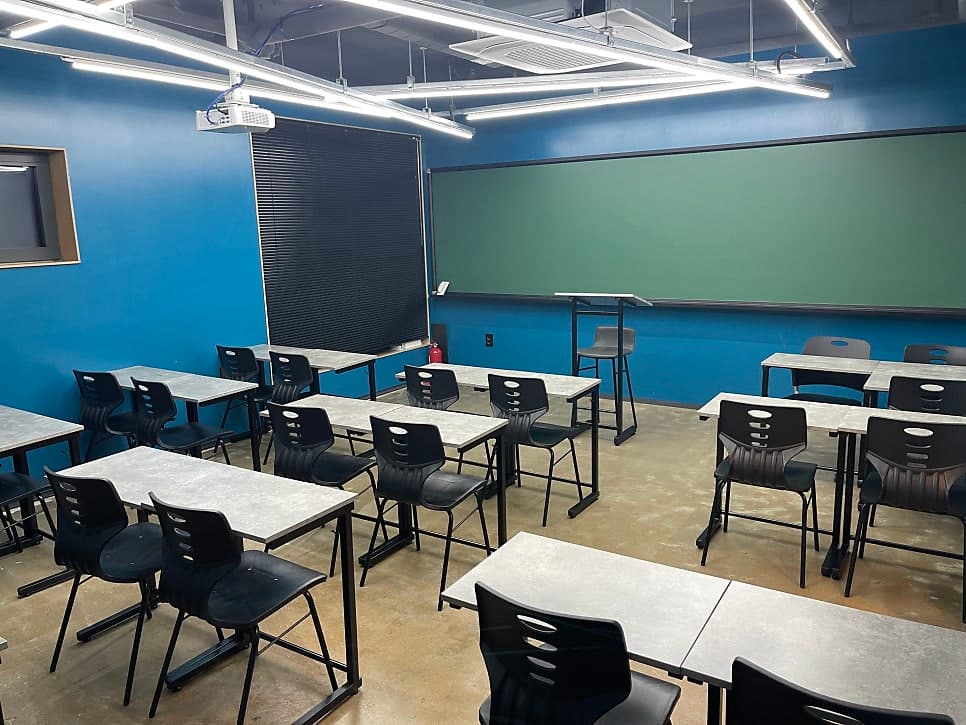 빔프로젝터·분필형칠판으로 구성된 판서 전용 강의실