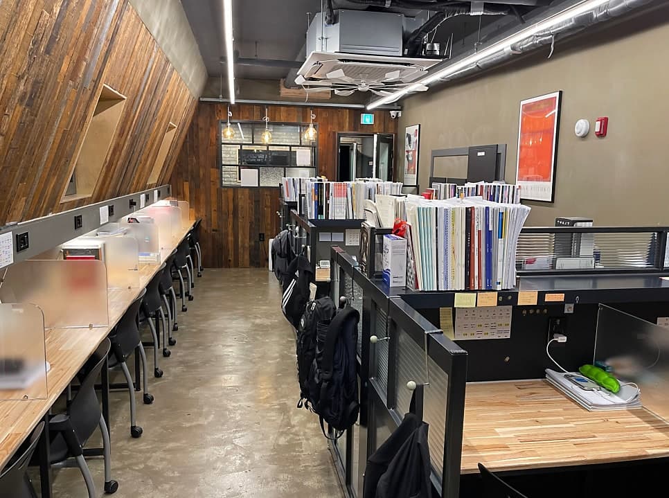 20인 이하 소수 정예 자습실 형태의 질의응답 강의실